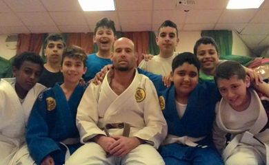 O carioca Marcos Gorinstein, ao centro, com seu alunos de jiu-jitsu em Jerusalém