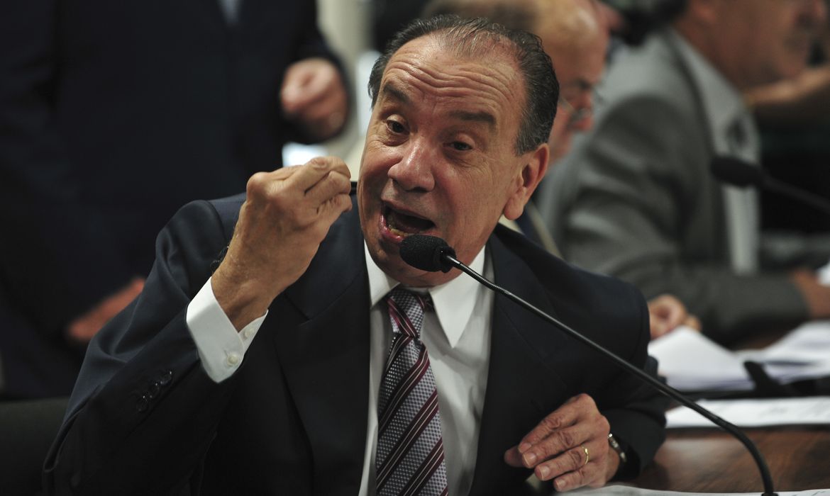CCJ do Senado se reúne para discutir e votar o parecer sobre qual das duas CPIs propostas para investigar a Petrobras deve ser instalada na Casa. E/D: Senador Aloysio Nunes (Antonio Cruz/Agência Brasil)