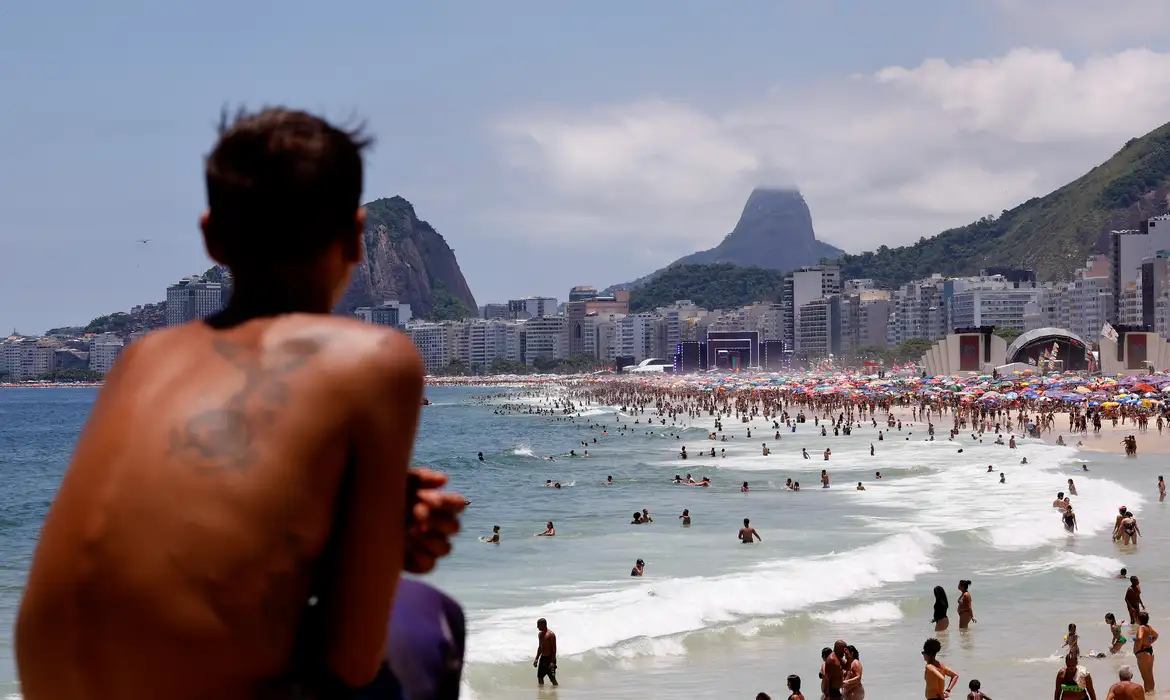 Tânia Rêgo/Agência Brasil Rio de Janeiro(RJ), 31/12/2024 - Praia cheia com palcos montados na areia da Praia de Copacabana no último dia do ano. Foto: Tânia Rêgo/Agência Brasil