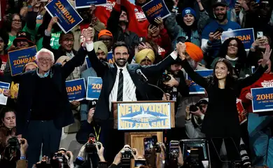 Candidato democrata a prefeito de Nova York, Zohran Mamdani, durante comício eleitoral
26/10/2025 REUTERS/Eduardo Munoz