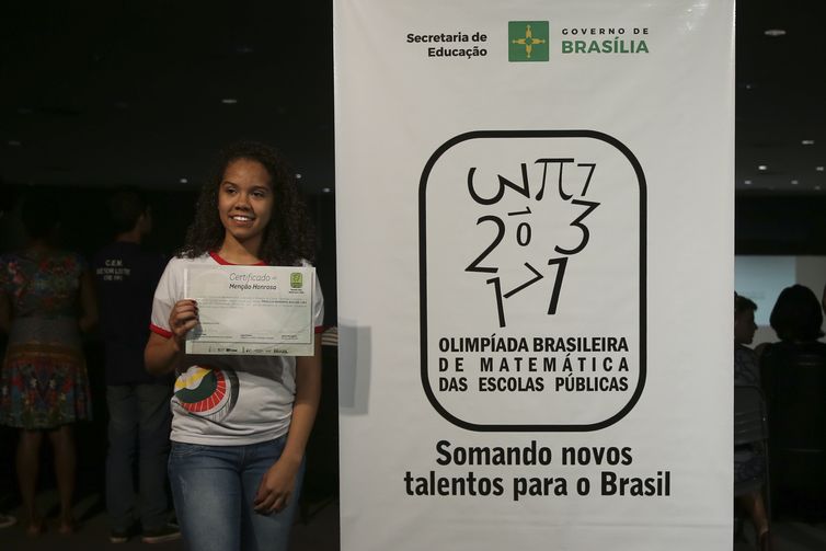 Brasília - A aluna Priscila Mariana de Aguiar Lima recebe o certificado de Menção Honrosa, por participar da Olimpíada Brasileira de Matemática das Escolas Públicas (Elza Fiuza/Agência Brasil)