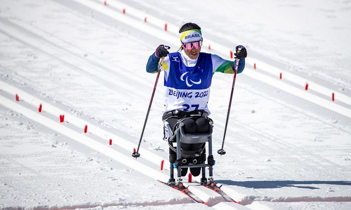 Aline Rocha durante prova de esqui cross-country nos Jogos Paralímpicos de Inverno 2022