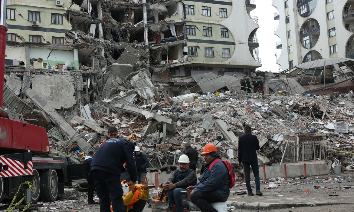 Equipes de resgate diante de escombros deixados por terremoto na cidade turca de Diyarbakir