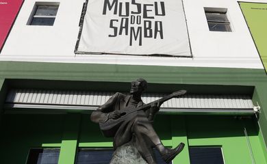 Rio de Janeiro (RJ), 25/07/2023 - Estátua de Cartola na entrada do Museu do Samba, na Mangueira. Foto: Fernando Frazão/Agência Brasil