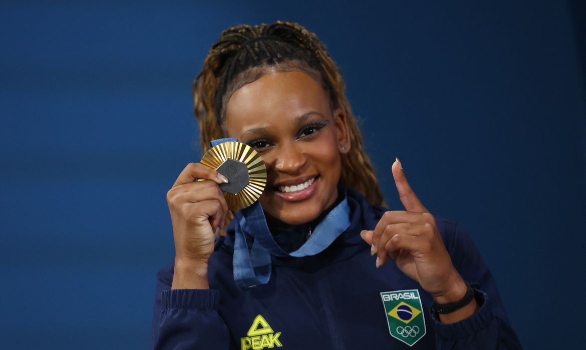 REUTERS/Hannah Mckay/Proibida reprodução Paris 2024 Olympics - Artistic Gymnastics - Women's Floor Exercise Victory Ceremony - Bercy Arena, Paris, France - August 05, 2024. Gold medallist Rebeca Andrade of Brazil celebrates with her medal. REUTERS/Hannah Mckay