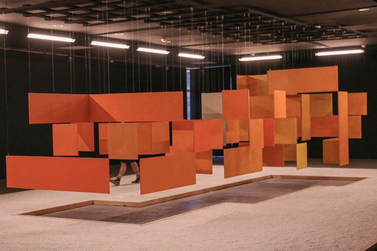 Obra tem placas suspensas e estána galeria doCentro Cultural do Banco do Brasil–Foto:José Cruz/Agência Brasil