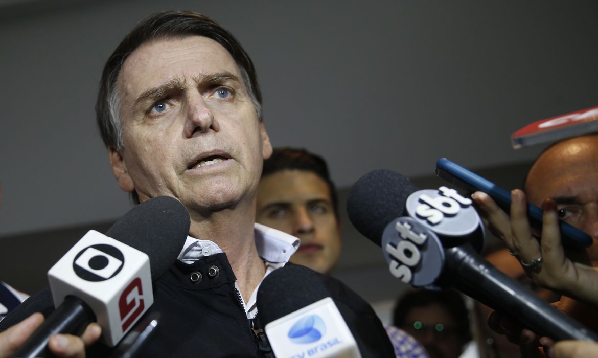 O candidato Jair Bolsonaro  (PSL) fala à imprensa após gravação de campanha, no bairro Jardim Botânico.
