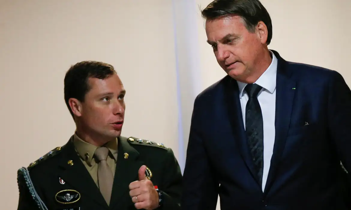 REUTERS/Adriano Machado/Proibida reprodução Presidente Jair Bolsonaro e seu então ajudante de ordens, Mauro Cid
18/06/2019
REUTERS/Adriano Machado