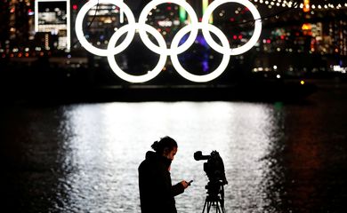 Anéis Olímpicos iluminados após serem recolacados na Baía de Tóquio