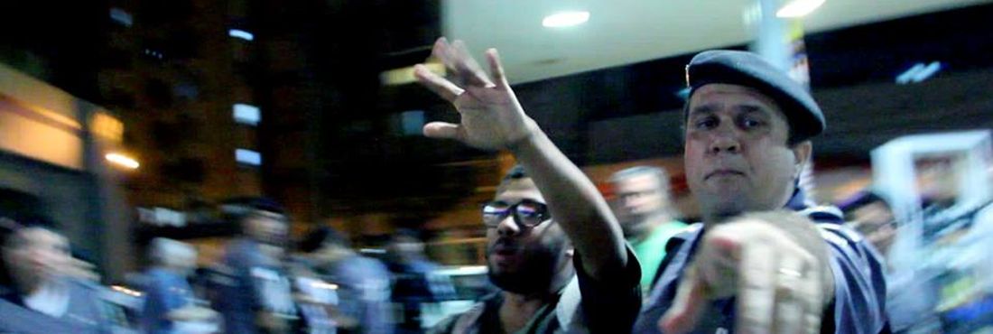 PM em Vitória tentam capturar filmadora de manifestantes
