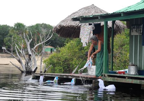 Habitante que vive às margens do Rio Negro como uma ribeirinha no Amazonas