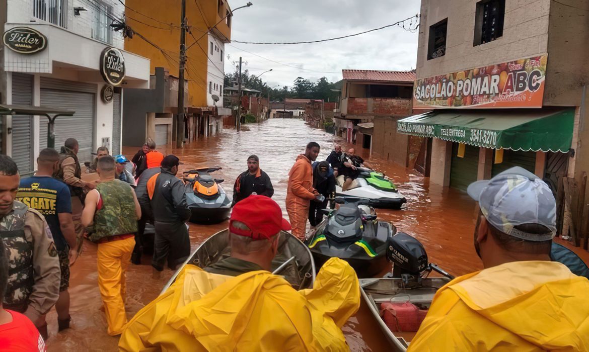 Corpo de Bombeiros realizam resgate de moradores em Nova Lima, cidade de Minas Gerais atingida pelas chuvas. Foto: Bombeiros MG/Divulgação