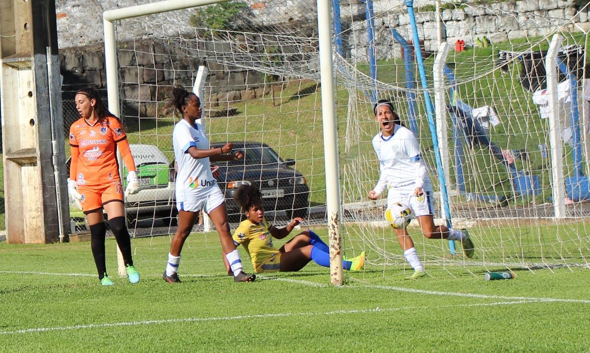 Corinthians bate o Avaí Kindermann e vence a primeira no