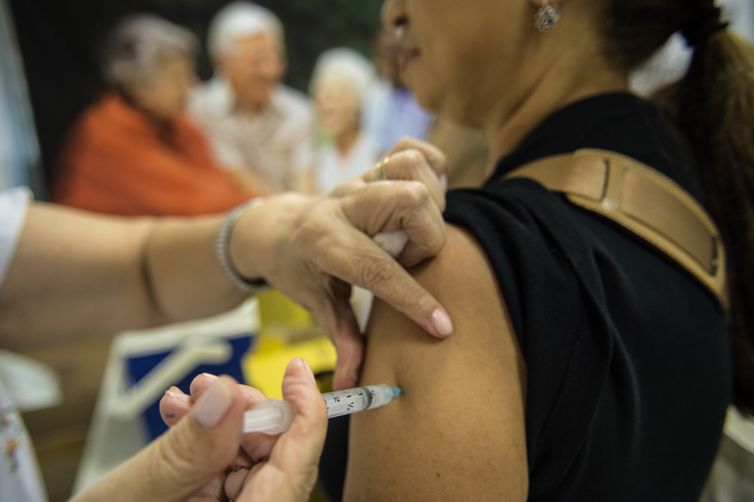Idosos são vacinados em estação de metrô em Brasília, durante o dia D da Campanha Nacional de Vacinação contra Gripe de 2014 que começou na última terça-feira (22) vai até 9 de maio  (Marcelo Camargo/Agência Brasil)