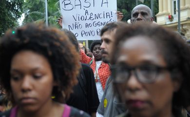 Rio de Janeiro - Protesto pela morte dos cinco jovens assassinados por PMs em Costa Barros e pelo extermínio de jovens negros, em frente ao Palácio Guanabara, em Laranjeiras, sede do governo do Estado (Fernando Frazão/Agência Brasil)