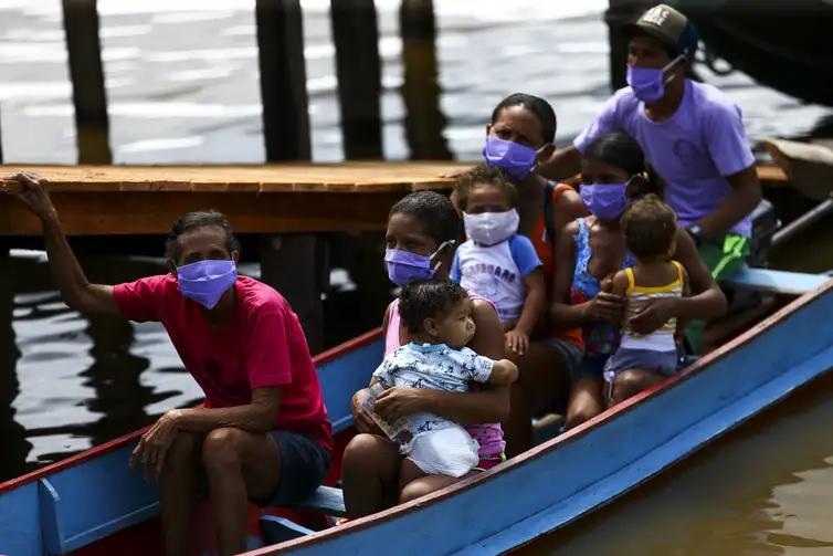 Moradores da comunidade São Sebastião recebem cestas básicas como parte da operação Covid19.