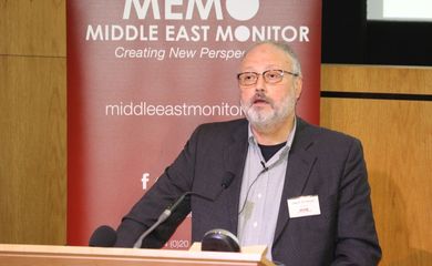 Dissidente saudita Jamal Khashoggi fala em evento em Londres, em agosto
 
