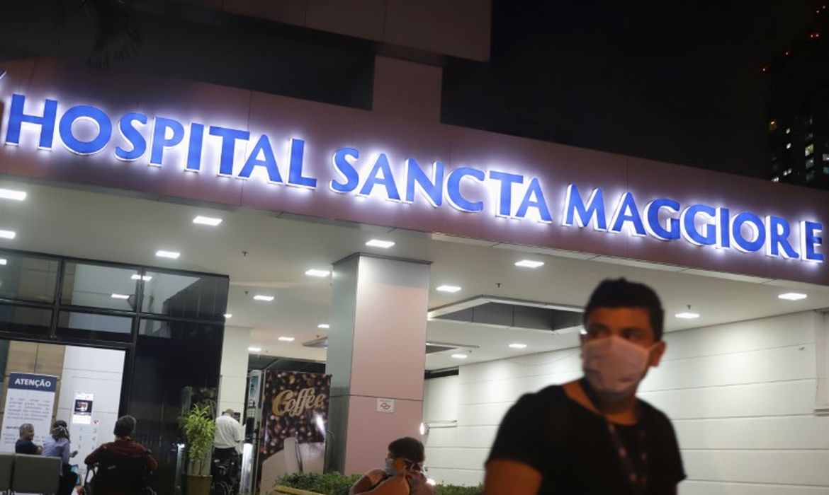 Homem com máscara de proteção passa pelo hospital Sancta Maggiore, em São Paulo