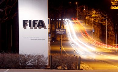 Logo da Fifa perto da sede da entidade em Zurique, na Suíça