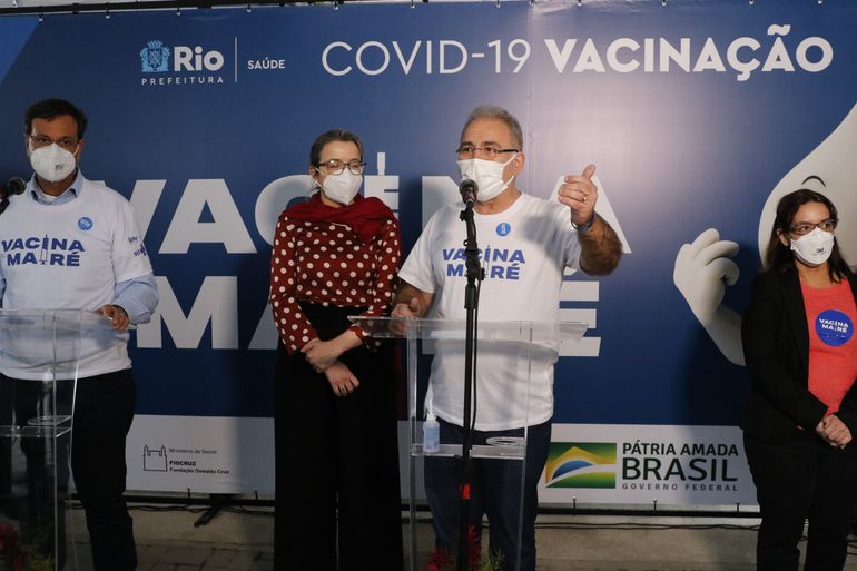 O ministro da Saúde, Marcelo Queiroga, participa de vacinação em massa contra a covid-19 de moradores do Complexo da Maré.