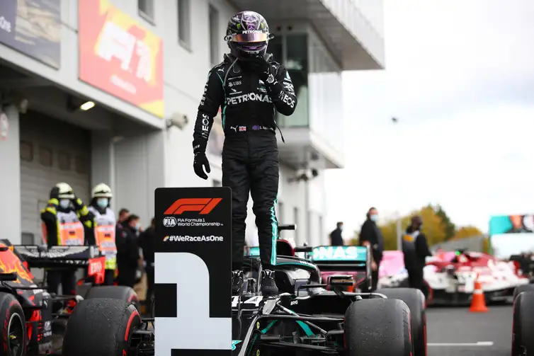 Lewis Hamilton comemora após vencer a corrida do Grande Prêmio de Fórmula 1 e iguala recorde de 91 vitórias de Michael Schumacher