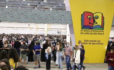 Fila na entrada da 26ª Bienal Internacional do Livro de São Paulo, no Expo Center Norte.