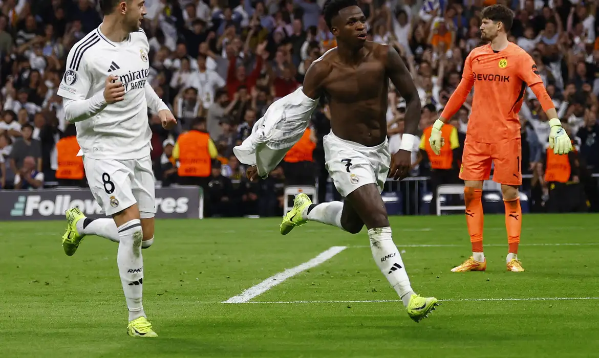 Soccer Football - Champions League - Real Madrid v Borussia Dortmund - Santiago Bernabeu, Madrid, Spain - October 22, 2024 Real Madrid's Vinicius Junior celebrates scoring their fourth goal Reuters/Susana Vera/Proibida reprodução