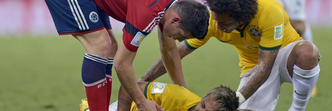 James Rodríguez e Marcelo verificam estado de saúde de Neymar