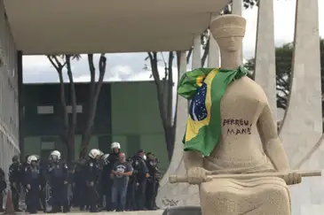 Brasília (DF) 08.01.2023  - Estátua da Justiça, em frente ao Supremo Tribunal Federal (STF), pichada. 