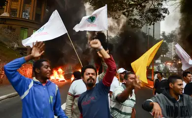 São Paulo - Manifestantes com bandeiras fazem ato contra o impeachment ao lado da Praça da Bandeira (Rovena Rosa/Agência Brasil)