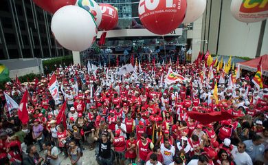 Manifestantes se concentram para ato em frente ao prédio da Petrobras, na avenida Paulista, para reivindicar direitos dos trabalhadores, defesa da Petrobras, Democracia e reforma política(Marcelo Camargo/Agência Brasil)