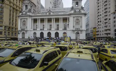  Taxistas protestam em frente à Câmara de Vereadores, durante debates do projeto de lei que estabelece regras para o transporte de passageiros por meio de aplicativos.