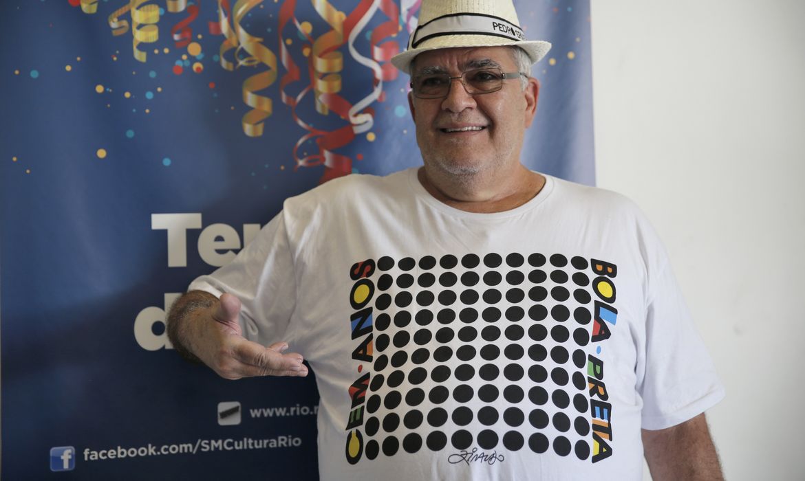 Rio de Janeiro – Pedro Ernesto Marinho, presidente do Cordão da Bola, com a camiseta comemorativa do centenário do tradicional bloco (Tânia Rêgo/Agência Brasil)