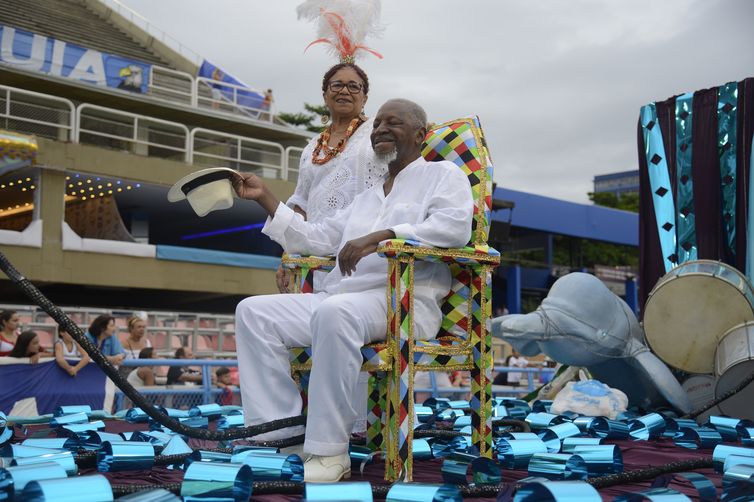 Rio de Janeiro - O radialista Rubem Confete foi o homenageado da escola Golfinhos do Rio de Janeiro, no desfile das Escolas de Samba Mirins na Sapucaí ( Tânia Rêgo/Agência Brasil )