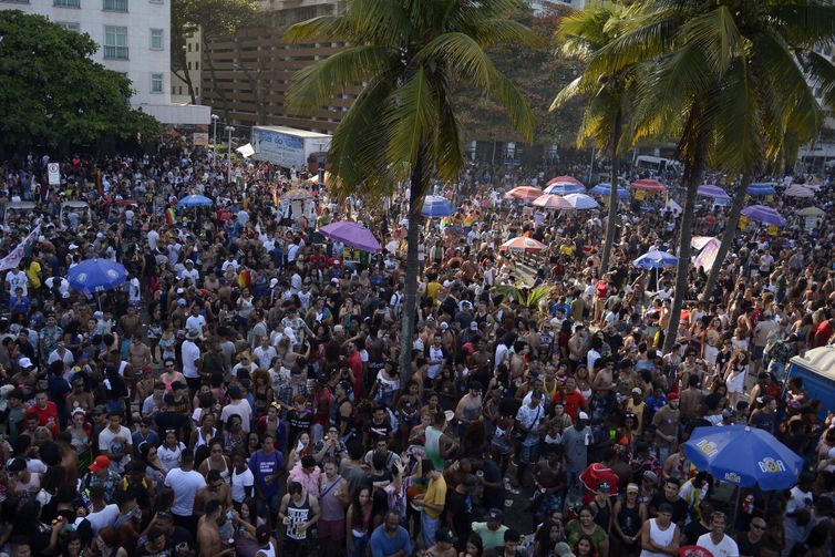 23ª parada do Orgulho LGBTI lota a Praia de Copacabana; na zona sul do Rio de Janeiro.