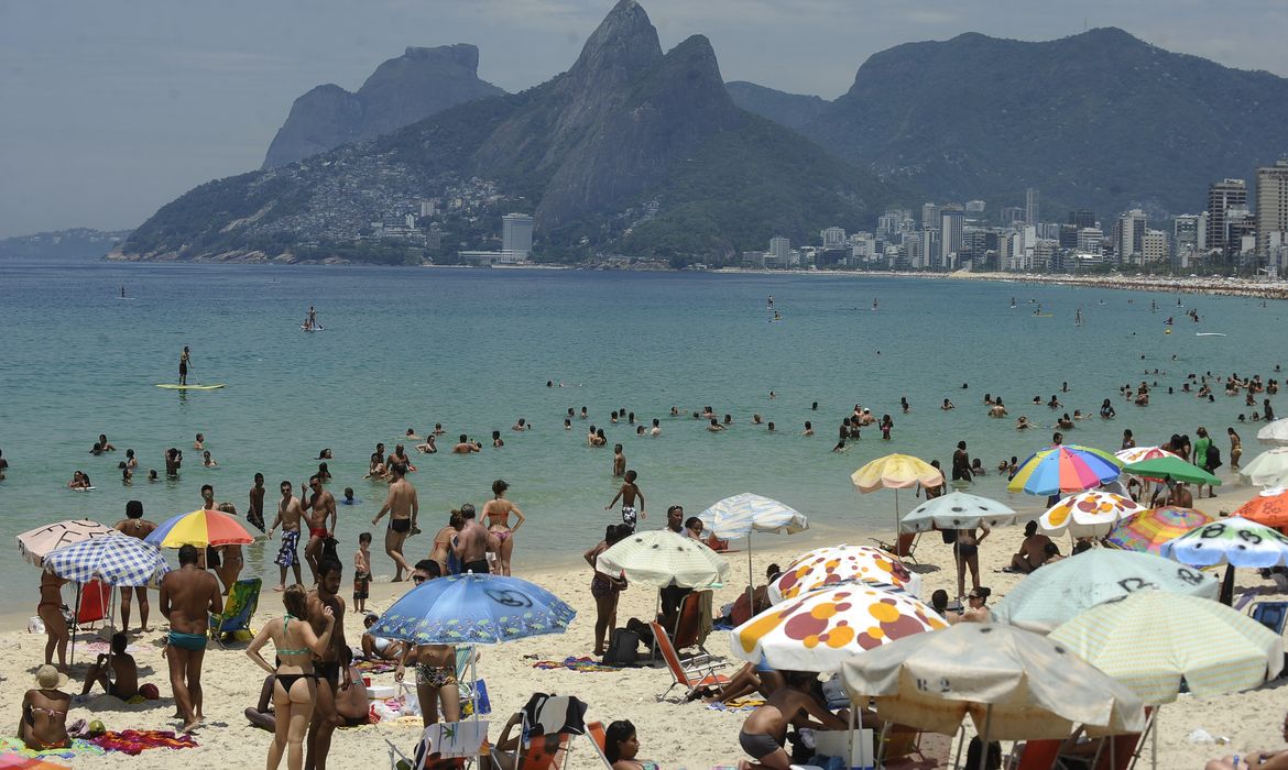 Banhistas combatem calor intenso com banho de mar na praia de Ipanema no último dia de 2014 (Fernando Frazão/Agência Brasil)