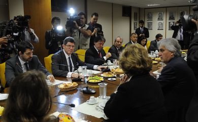 O ministro da Fazenda, Joaquim Levy, toma café da manhã com senadores, para discutir propostas de ajuste fiscal (Antônio Cruz/Agência Brasil)