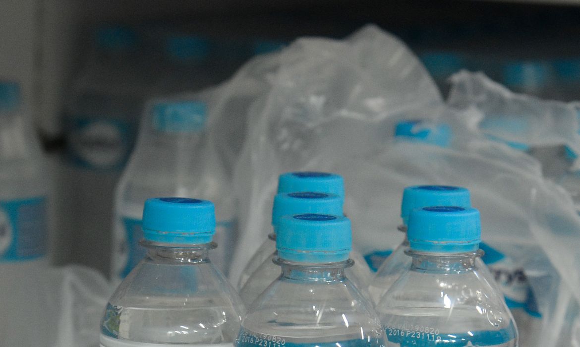  Crise de qualidade da água encanada, aumenta a procura por água mineral engarrafada nos supermercados do Rio de Janeiro