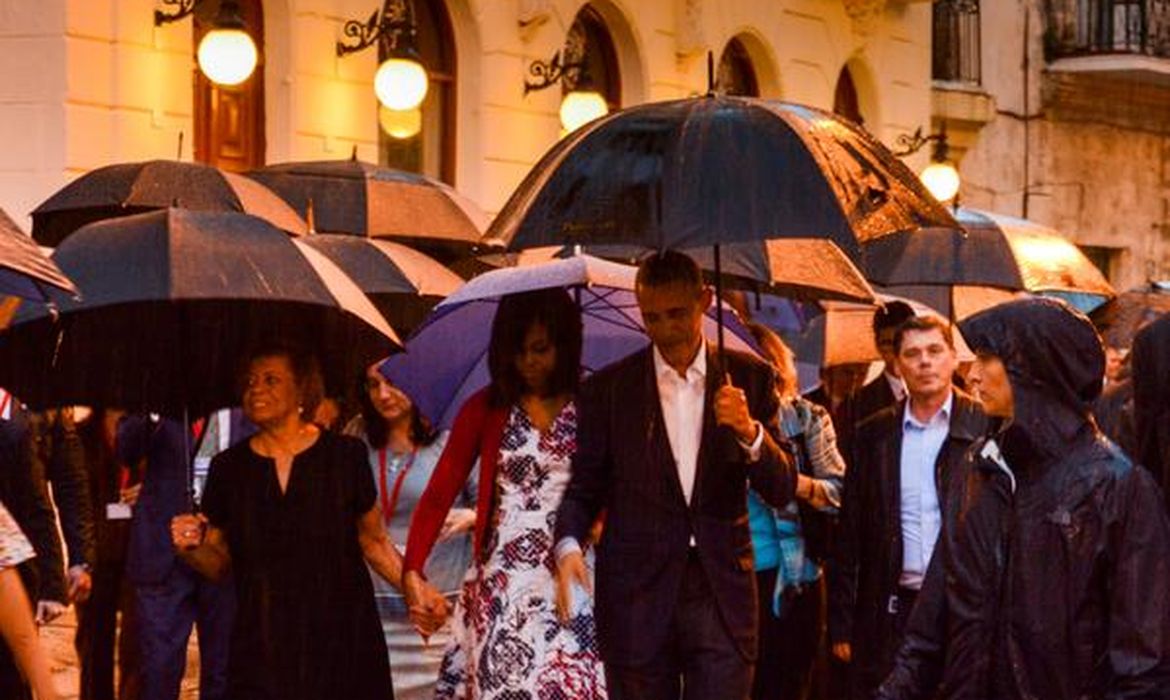O presidente norte-americano, Barack Obama, e sua família passeiam por Havana