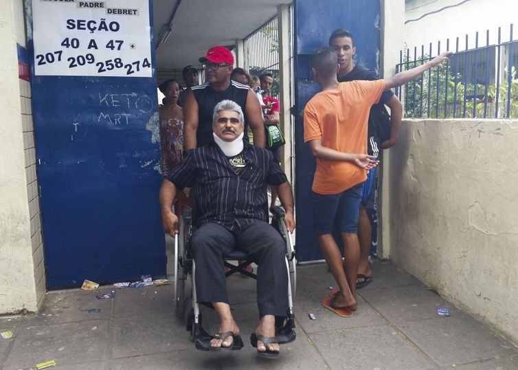 Recife - O auxiliar de cozinha Edmilson de Almeida Moura, 48 anos, votou na escola Professor Jordão Emerenciano, bairro do Ibura, o maior local de votação do Recife (Sumaia Villela/Agência Brasil)