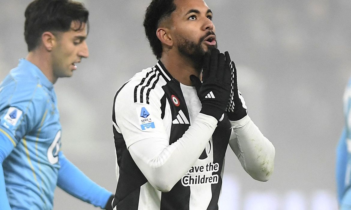 Soccer Football - Serie A - Juventus v Venezia - Allianz Stadium, Turin, Italy - December 14, 2024 Juventus' Douglas Luiz REUTERS/Massimo Pinca