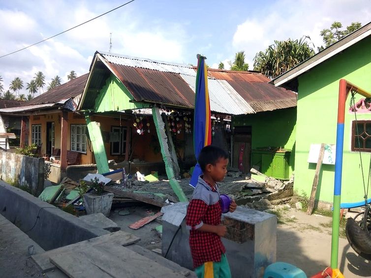 Ao menos uma pessoa morreu e dez ficaram feridas na Indonésia após terremotos atingirem a Ilha de Celebes