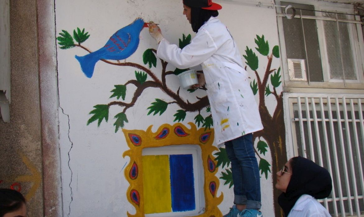 O projeto da Acnur uniu artistas locais e mais de 60 voluntários do bairro de Saadi, em Shiraz, no Irã, para transformar e colorir os muros da comunidade