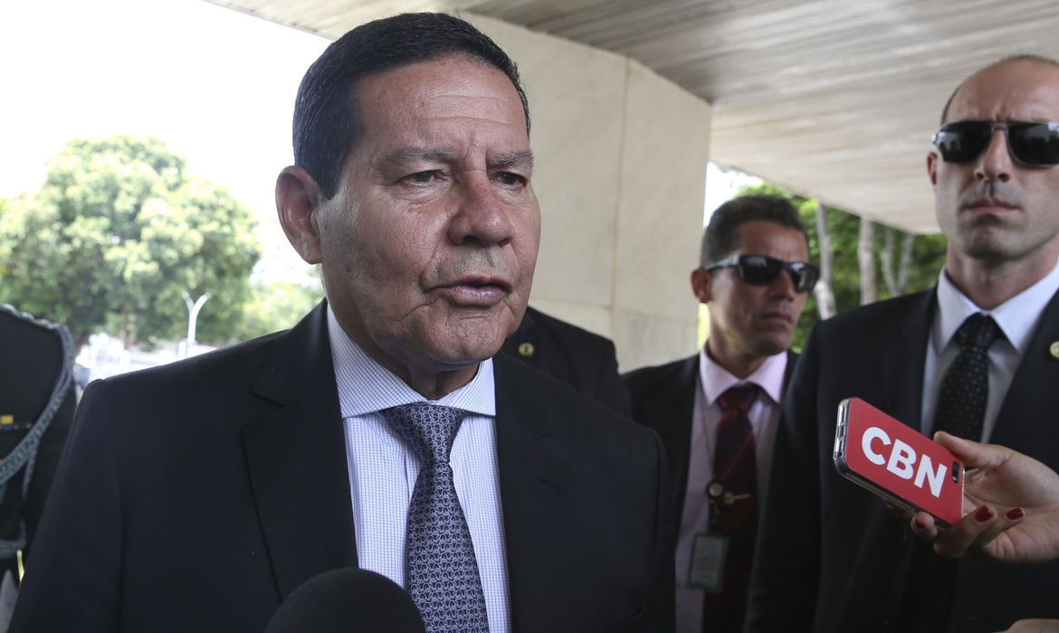  O presidente em exercício, general Hamilton Mourão, fala à imprensa 