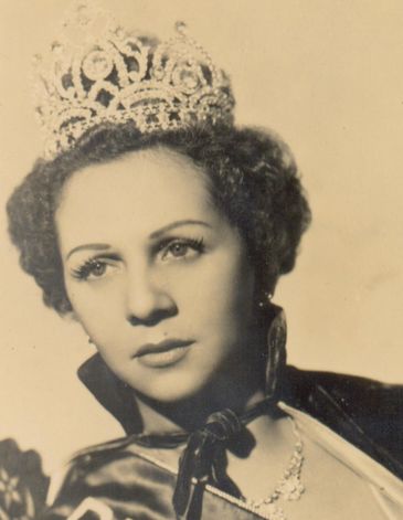 Dalva de Oliveira com coroa de Rainha do Rádio