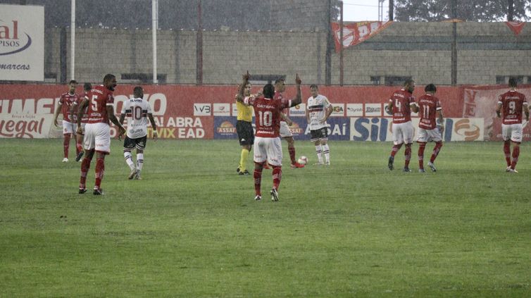Douglas Monteiro/Vila Nova FC/Direitos Reservados Debaixo de chuva Vila ganha duelo com Santa Cruz.