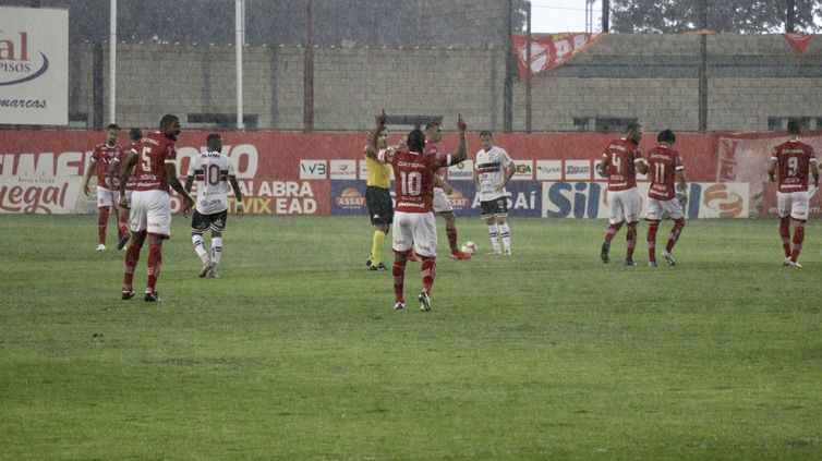 Debaixo de chuva Vila ganha duelo com Santa Cruz.