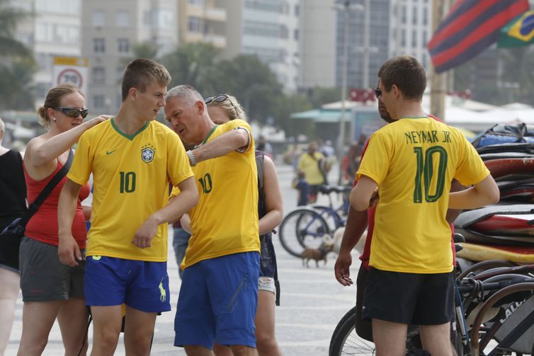 Torcedores se preparam para o jogo da Seleção brasileira contra a Sérvia esta tarde pela Copa do Mundo. 