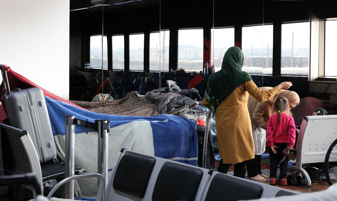 Famílias vindas do Afeganistão acampam no Aeroporto de Guarulhos enquanto aguardam por vagas em abrigos.