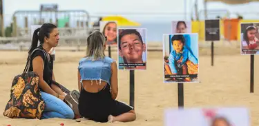  Rio de Paz faz ato contra mortes de crianças por violência, na praia de Copacabana, na zona sul do Rio de Janeiro. 
